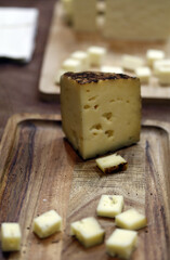 cuña de queso curado sobre tabla de madera