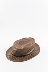 immagine di vecchio cappello floscio in pelle marrone su superficie bianca