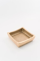 piccolo vaso, contenitore vuoto rifinito in vernice oro su sfondo bianco