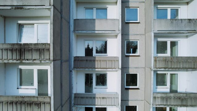 Verlassener und verfallener Plattenbau, eine typische Wohnsiedlung der ehemaligen Deutschen Demokratischen Republik