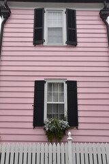 Fototapeta na wymiar Façade de maisons rose en bois