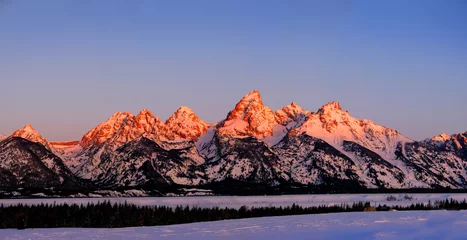 Crédence de cuisine en verre imprimé Chaîne Teton Sunrise on Teton Mountain Range in Wyoming Alpen Glow Orange and Pink on Rugged Mountains
