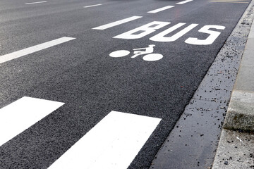 Couloir de bus et de cycliste avec passage piéton