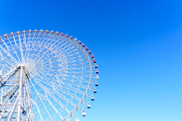 Naklejka premium Tempozan ferris wheel in Kaiyukan, Osaka, Japan. Popular tourist destination.