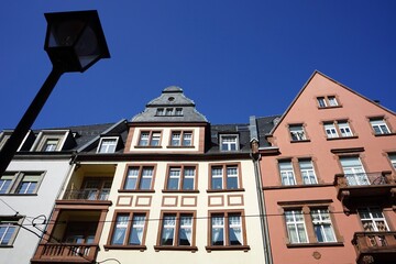 Neu erbaute Häuserzeile im historischen Stil für Touristen mit alter Straßenlaterne vor blauem Himmel im Sonnenschein in der neuen Altstadt am Römerberg in Frankfurt am Main in Hessen