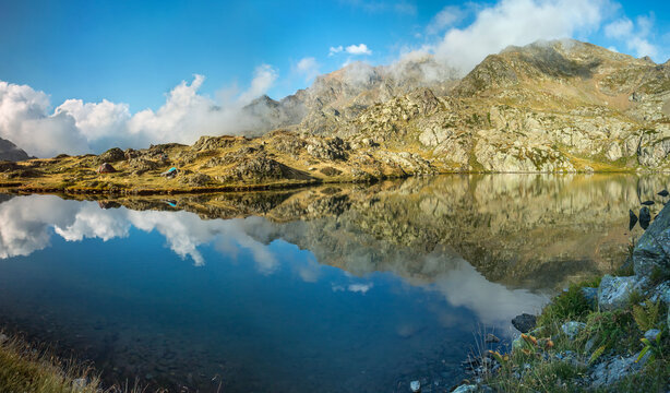 Lumi&egrave;re de fin d' apr&egrave;s midi  au Lac David en &eacute;t&eacute; , cha&icirc;ne de Belledonne , Is&egrave;re Alpes France