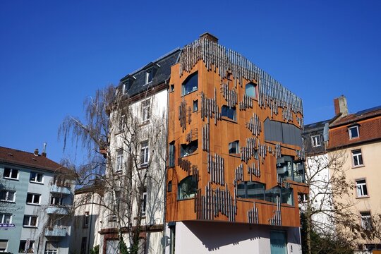 dgj071 Minimum Impact House und Green House der DGJ Architektur GmbH vor blauem Himmel im Sonnenschein am 08.03.2024 an der Walter-Kolb-Stra&szlig;e im Stadtteil Sachsenhausen in Frankfurt am Main in Hessen