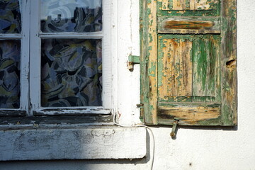 Alter Fensterladen aus Holz mit abblätternder Farbe in Grün eines Altbau in einem Hinterhof in der Schulstraße im Stadtteil Sachsenhausen in Frankfurt am Main in Hessen
