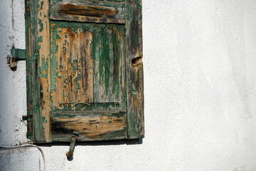 Alter Fensterladen aus Holz mit abblätternder Farbe in Grün eines Altbau in einem Hinterhof  in der Schulstraße im Stadtteil Sachsenhausen in Frankfurt am Main in Hessen