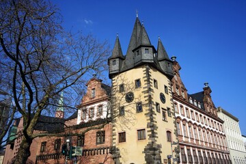 Saalhof mit Rententurm, Bernusbau, Historisches Museum und Burnitzbau am Mainkai am Eisernen Steg vor blauem Himmel im Sonnenschein in Frankfurt am Main in Hessen