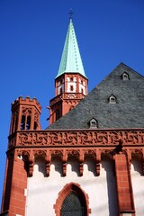 Die Alte Nikolaikirche im Stil der Gotik aus dem Mittelakter vor blauem Himmel im Sonnenschein auf dem Römerberg an der neuen Altstadt in Frankfurt am Main in Hessen