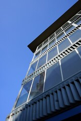 Moderne Architektur im Stil der Fünfzigerjahre mit blauem Himmel und Sonnenschein des Parkaus Hauptwache am Kornmarkt in der City und Innenstadt von Frankfurt am Main in Hessen