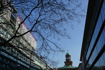 Blick durch die Sandgasse auf die historische Paulskirche bei blauem Himmel und Sonnenschein in der City und Innenstadt von Frankfurt am Main in Hessen