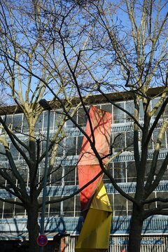 Die moderne Skulptur Modulor vor moderne Architektur im Stil der F&uuml;nfzigerjahre mit blauem Himmel und Sonnenschein des Parkaus Hauptwache am 08.03.2024 am Kornmarkt in  Frankfurt am Main in Hessen