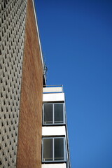 Architektur im Stil der Nachkriegszeit vor blauem Himmel im Sonnenschein an der Fassade in Braun des Parkhaus Konstabler an der Konstablerwache in der Innenstadt von Frankfurt am Main in Hessen