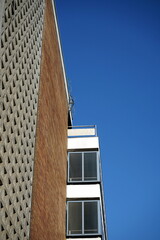 Architektur im Stil der Nachkriegszeit vor blauem Himmel im Sonnenschein an der Fassade in Braun des Parkhaus Konstabler an der Konstablerwache in der Innenstadt von Frankfurt am Main in Hessen