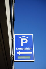 Blaue Anzeigetafel vor blauem Himmel im Sonnenschein an der Fassade des Parkhaus Konstabler an der Konstablerwache in der Innenstadt von Frankfurt am Main in Hessen