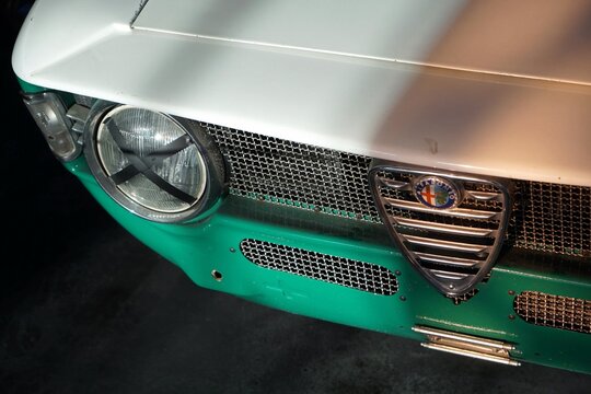 Alfa Romeo Giulia GT Junior Bertone Coup&eacute; als Tourenwagen der Sechzigerjahre in Zweifarbenlackierung am 08.03.2024 in der Klassikstadt im Stadtteil Fechenheim in Frankfurt am Main in Hessen