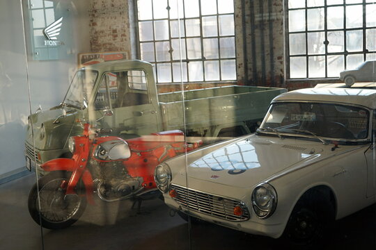 Honda S 800 RSC, Honda T 360 und Honda C 70 Dream der F&uuml;nfzigerjahre und Sechzigerjahre im Ausstellungsraum der Klassikstadt am 08.03.2024 im Stadtteil Fechenheim in Frankfurt am Main in Hessen