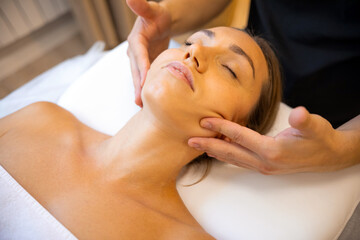 Refresh and Rebalance: Expert Masseur Elevates Facial Wellness