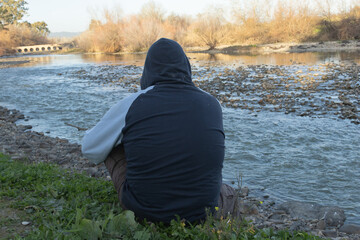 En el río al atardecer, disfrutando de meditación y ejercicios, 
