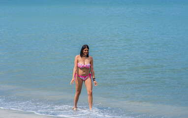 Fototapeta na wymiar mujer joven latina en bikini de vacaciones en la playa