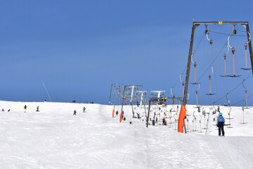 Schifahren bei Traumwetter (viel Schnee und tiefbaluer Himmel) auf der Sommeralm (Holzmeisterlift)