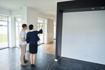 Fototapeta premium Client manager shows the house to the buyer