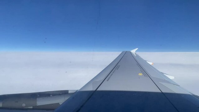 avion de ligne vue hublot ciel bleu
