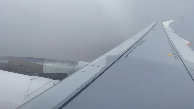 avion de ligne des nuages au ciel bleu