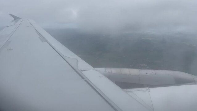 avion de ligne turbulences dans un nuage