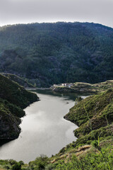 Fototapeta na wymiar Stausee und Trinkwasserspeicher in den Bergen