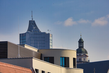 Dach, Dächer mit Blick auf das City Hochhaus und Turm der Thomaskirche, Leipzig, Sachsen,...