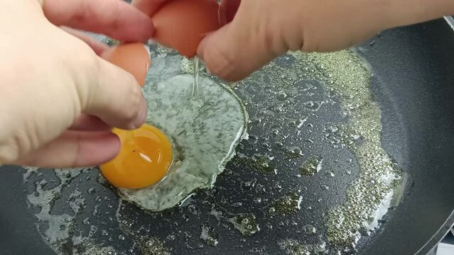cuisson d'oeufs au plat, en gros plan, dans une po&ecirc;le