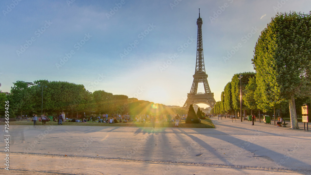 Wall mural eiffel tower seen from champ de mars at sunset timelapse, paris, france