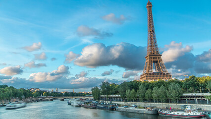 Fototapeta na wymiar Eiffel Tower with boats in evening timelapse Paris, France