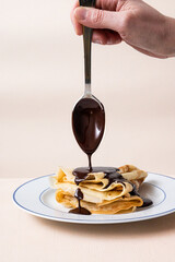 Photographie culinaire de crêpes nappées de pâte à tartiner faites maison 