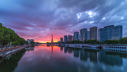 Fototapeta premium Eiffel Tower sunrise timelapse with boats on Seine river and in Paris, France.