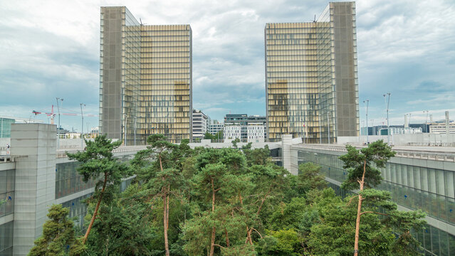 National Library of France timelapse, whose four buildings in the form of open books surround a wooded area.