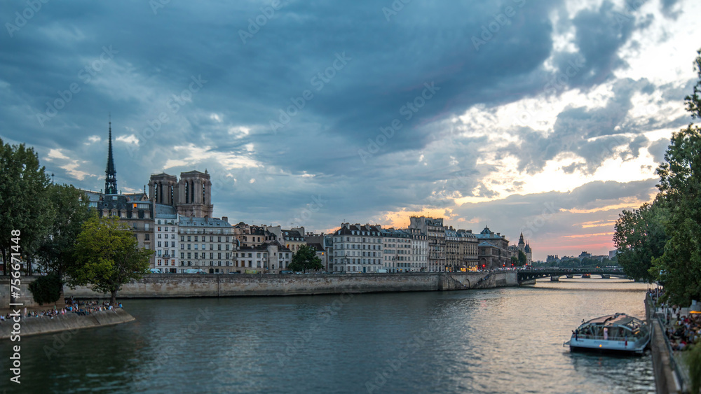 Wall mural le pont d'arcole bridge after sunset with people and boats day to night timelapse, paris, france, eu