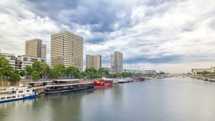 Obraz premium National Library of France timelapse hyperlapse, whose four buildings in the form of open books surround a wooded area.