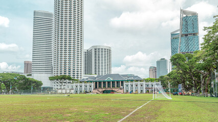 Obraz premium Skyline with Singapore Recreation Club and skyscrapers on background timelapse hyperlapse