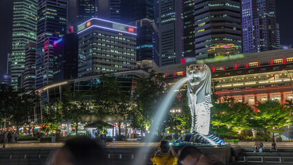 The Merlion fountain and Singapore skyline night timelapse hyperlapse.