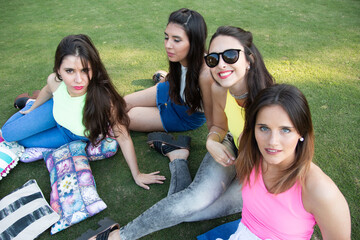 Grupo de amigas día al aire libre