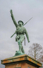 Obraz premium Bridgnorth war memorial stands in Castle Gardens on East Castle Street. The bronze figure of a soldier of the Shropshire Light Infantry stands arm outstretched, in the act of throwing a grenade.
