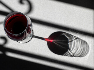 Reflejo de una copa de vino tinto