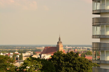 Kirche in der Stadt neben Aussichtsturm