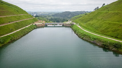 Fototapeta premium Visto de cima de uma represa linda e cheia com aguas brancas.
