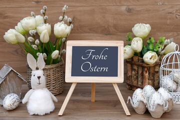 Osterkarte Frohe Ostern. Ein Strauß Tulpen, Osterhase und Eier mit dem Text Frohe Ostern auf einer...