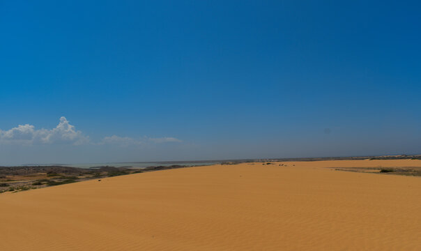 playas, acantilados, mar, islotes en bahia hondita, Uribia, alta Guajira Colombiana. lugares de gran belleza en el desierto